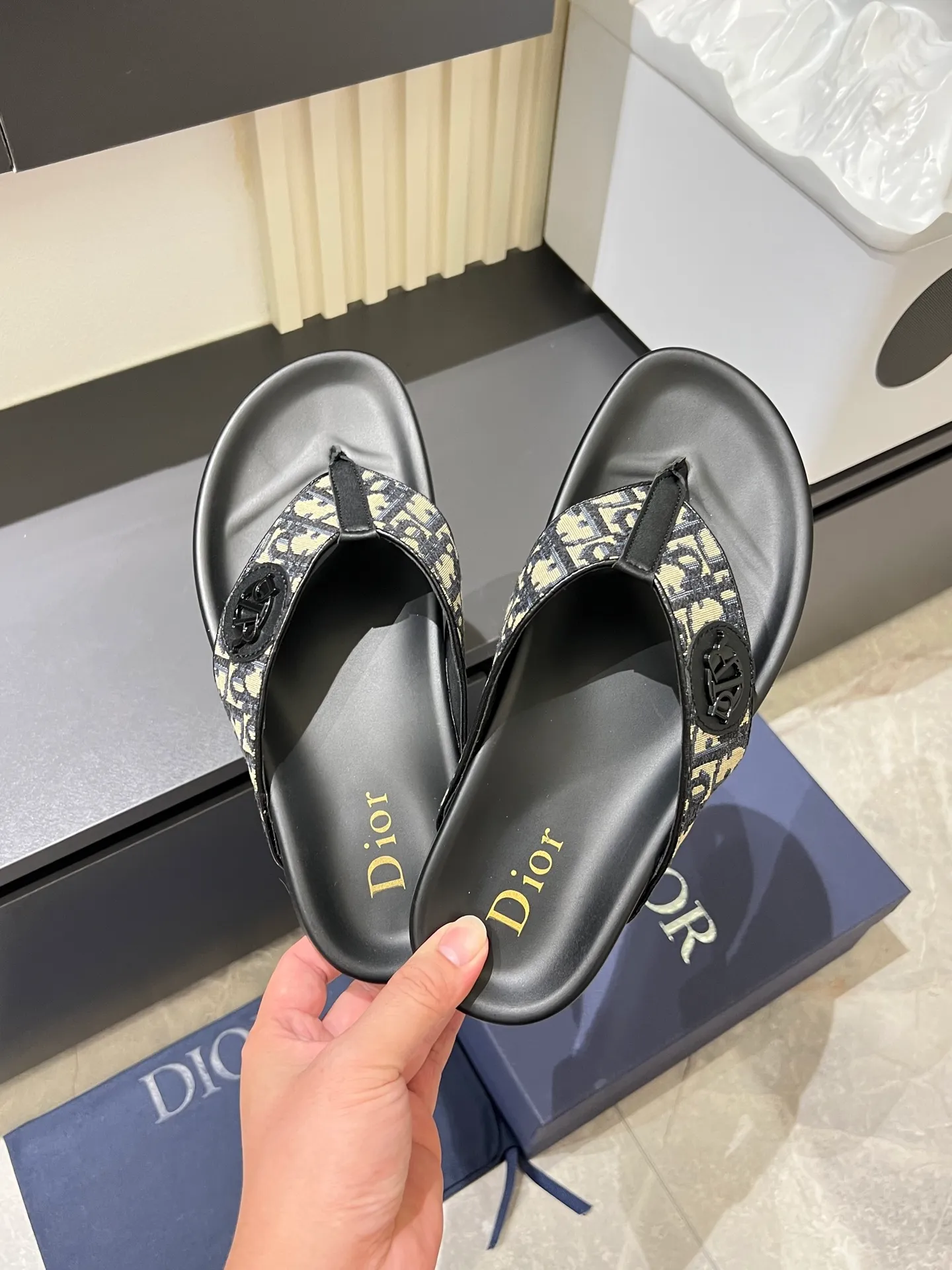 Men's men's shoes 💰p300 Size 38-45 Dior Dior's latest H-Town series Oblique thick sole slippers sandals Original purchase development and production This Dior H-Town sandals pay tribute to the classic logo of sports style and highlight Dior's high-end spirit. Crafted from black rubber with a beige and black Oblique printed upper, it's accentuated with tonal calfskin details. The rubber sole incorporates a variety of elements and is embellished with the Dior logo for a refined, futuristic look. Can be worn with shorts or jeans. Comes with exquisite packaging at the counter 🛍📦 ▪️ Fabric: Original customized imported Oblique embroidery ▪️ Lining: Imported soft sheepskin ▪️ Sole: Original molded ultra-light foam material ▪️ Bottom thickness: 4CM